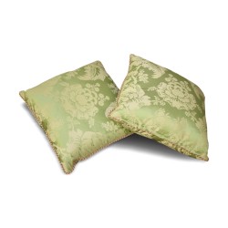 Un coussin "Damas" intérieur plume.