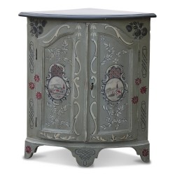 A fir corner. Painted wood with flower decor