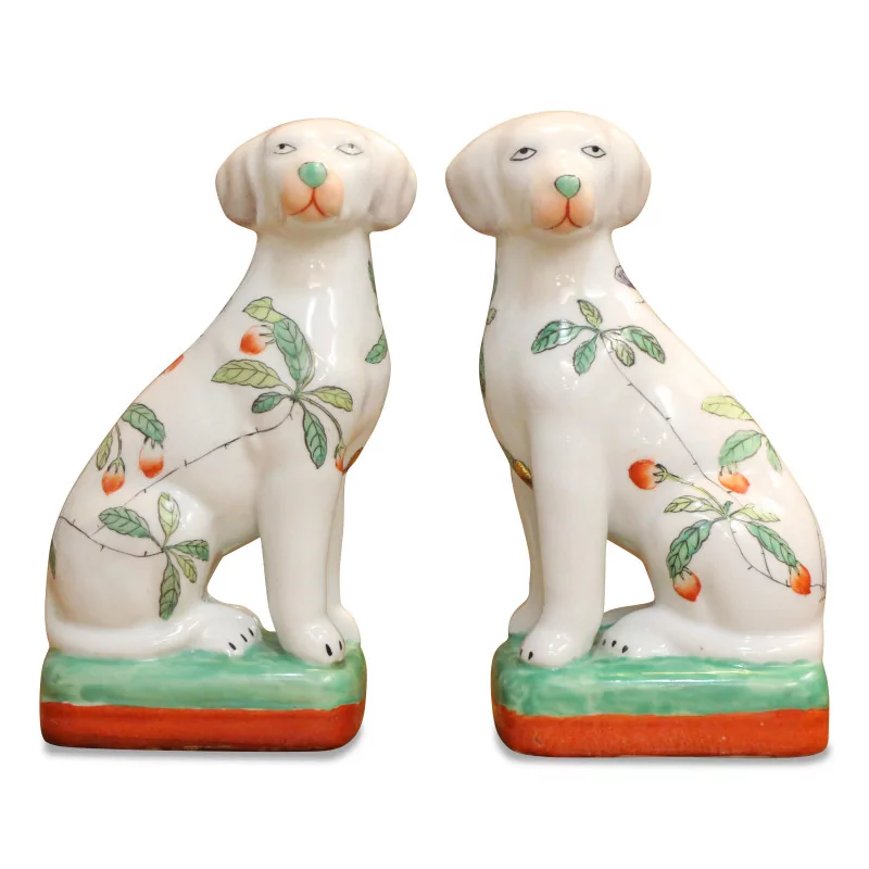 A pair of “Delft” porcelain dogs with flower decor. - Moinat - Chinaware, Porcelain