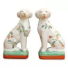 Une paire de chien en porcelaine “Delft” décor fleur. - Moinat - Porcelaine