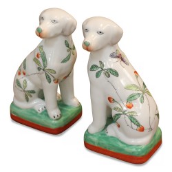 Ein Paar „Delft“-Porzellanhunde mit Blumendekor.