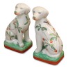Ein Paar „Delft“-Porzellanhunde mit Blumendekor. - Moinat - Porzellan