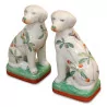 A pair of “Delft” porcelain dogs with flower decor. - Moinat - Chinaware, Porcelain