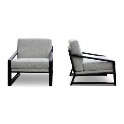 Un fauteuils en hêtre design recouvert de tissu blanc