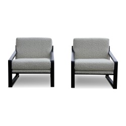Un fauteuils en hêtre design recouvert de tissu blanc