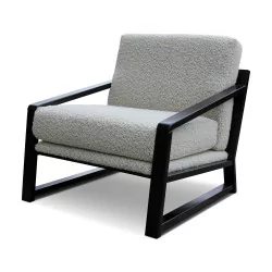 Un fauteuils en hêtre design recouvert de tissu blanc