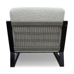 Un fauteuils en hêtre design recouvert de tissu blanc