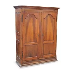 Armoire Vaudoise en noyer sur socle avec corniche à panneaux sur côtés
