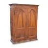 Armoire Vaudoise en noyer sur socle avec corniche à panneaux sur côtés - Moinat - Armoires
