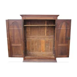 Armoire Vaudoise en noyer sur socle avec corniche à panneaux sur côtés