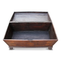 Ein Holzkoffer mit Intarsien.