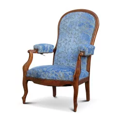 Ein Voltaire-Sessel aus Walnussholz mit blauem Stoff bezogen