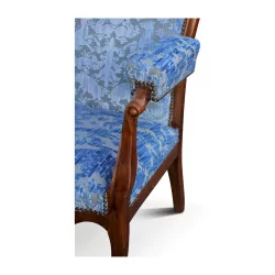 Ein Voltaire-Sessel aus Walnussholz mit blauem Stoff bezogen