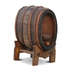 A small liquor barrel with its base.