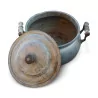 A metal saucepan with a wooden handle. - Moinat - Decorating accessories