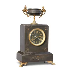 Une horloge Napoléon III en marbre noir et bronze.