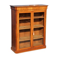 Un vitrine Louis Philippe en noyer