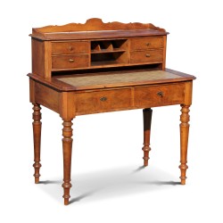 Un bureau Louis Philippe en noyer, plateau extensible.