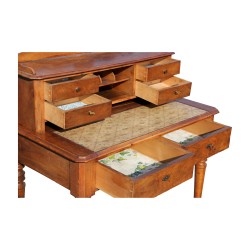 Un bureau Louis Philippe en noyer, plateau extensible.
