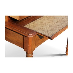 Un bureau Louis Philippe en noyer, plateau extensible.