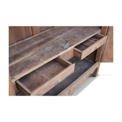 Ein Eichenschrank