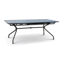Une table de jardin en fer forgé anthracite et rallonge