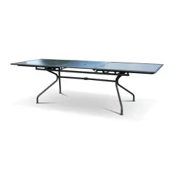 Une table de jardin en fer forgé anthracite et rallonge
