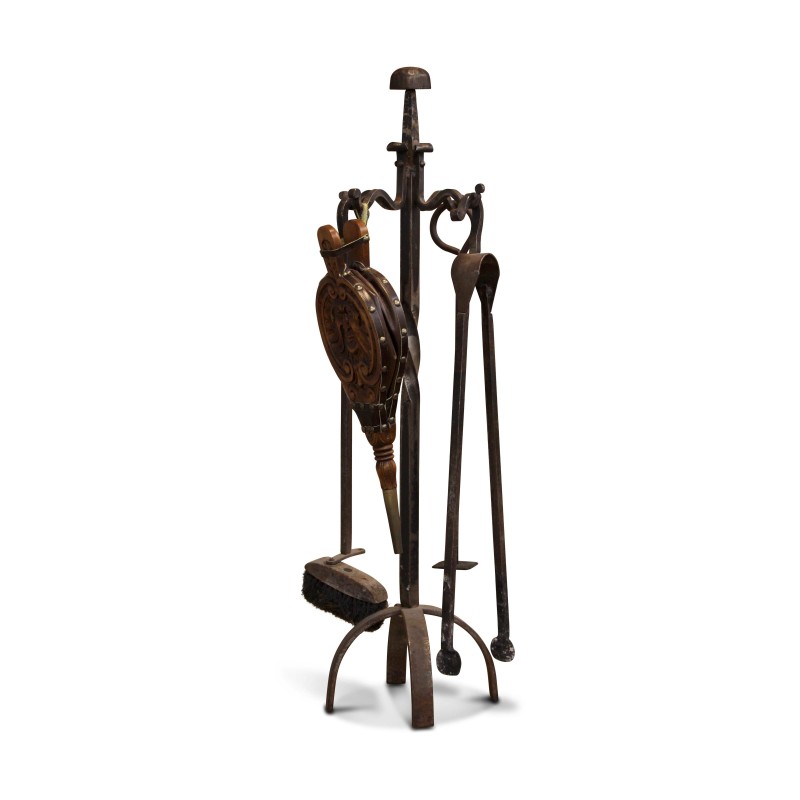 Un ensemble d’outils de cheminée - Moinat - Accessoires de cheminée Un ensemble d’outils de cheminée - Moinat - Accessoires de cheminée