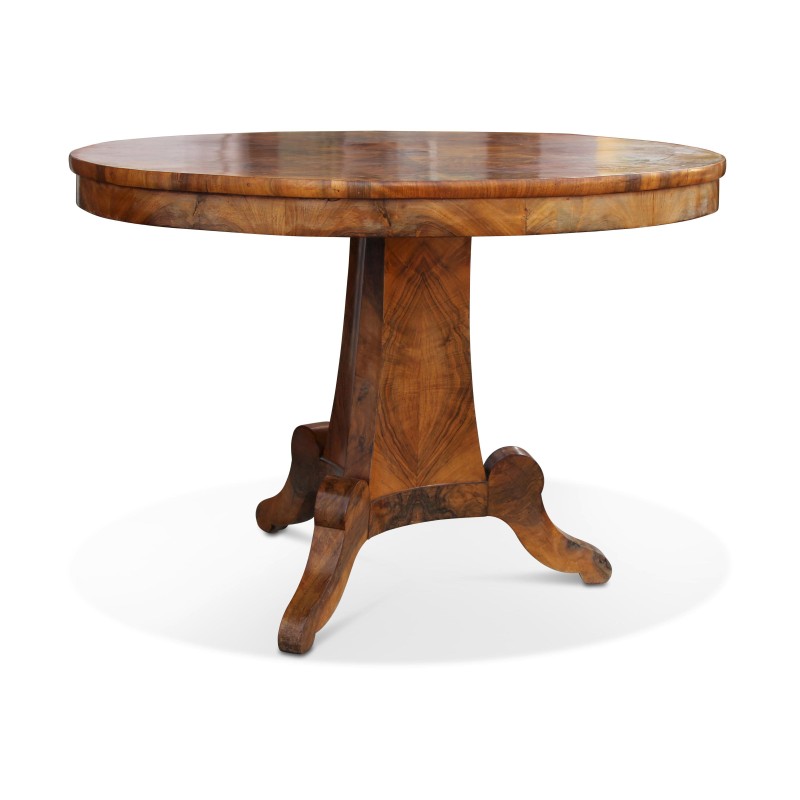 Une table ronde en noyer, plateau flammé, pied tripode - Moinat - Tables de salle à manger Une table ronde en noyer, plateau flammé, pied tripode - Moinat - Tables de salle à manger
