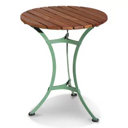 Ein runder Gartentisch mit grünen Metallbeinen