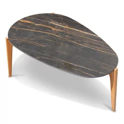 Une table basse tripode avec plateau en céramique