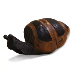Un escargot sculpté en bois d’ébène