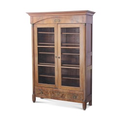 Une vitrine en noyer, cinq rayons et un tiroir