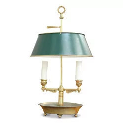 Eine Bouillotte-Lampe mit zwei Lichtern und Lampenschirm
