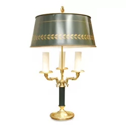 Лампа-бульотка с тремя лампочками и зеленым абажуром.