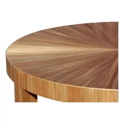 Une table de salon ronde en marqueterie de paille de seigle naturelle cirée.