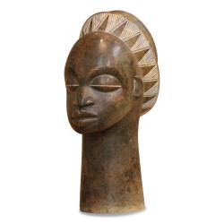 Une sculpture "Tête de femme" en marbre