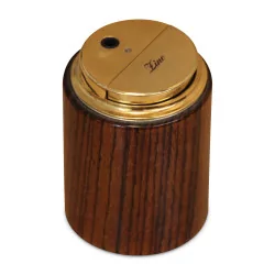 Ein „ZINO“-Feuerzeug aus Edelholz