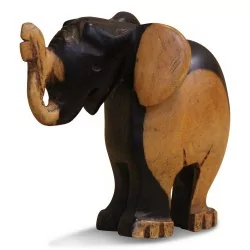 Un petit éléphant sculpé en bois d’ébène à deux tons