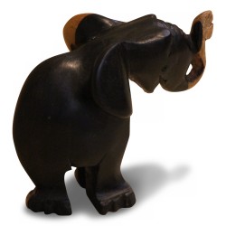 Un petit éléphant sculpé en bois d’ébène à deux tons