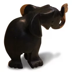 Un petit éléphant sculpé en bois d’ébène à deux tons