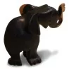 Un petit éléphant sculpé en bois d’ébène à deux tons - Moinat - Accessoires de décoration