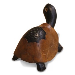 Une tortue sculptée en bois d’ébène
