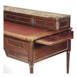 Многоуровневый письменный стол из красного дерева в стиле Людовика XVI.