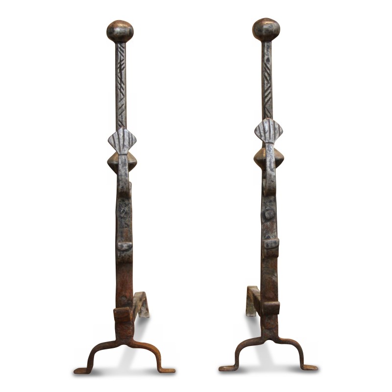 A pair of cast iron andirons. Haute Epoque - Moinat - Firedogs, Andirons