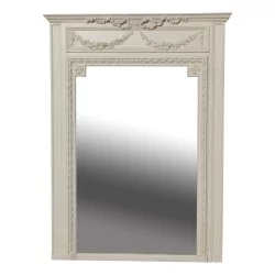 Un miroir cadre bois patine blanc