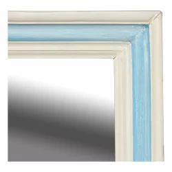 Ein Spiegel mit Holzrahmen und weißer und blauer Patina