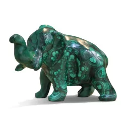 Un éléphant sculpté à la main en pierre de Malachite