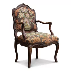 Ein Louis XV-Sessel mit gepolsterter Sitzfläche und Rückenlehne