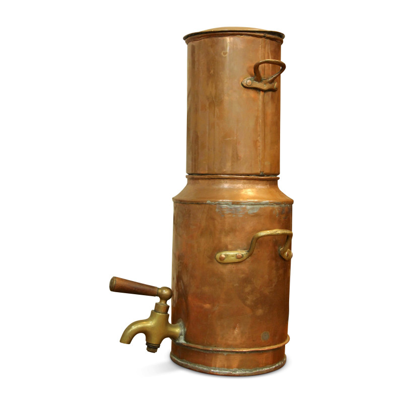 Un distillateur en cuivre d'alambic